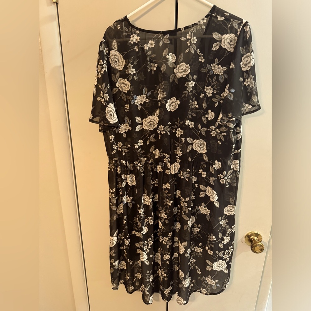 EUC TORRID Floral high-low blouse